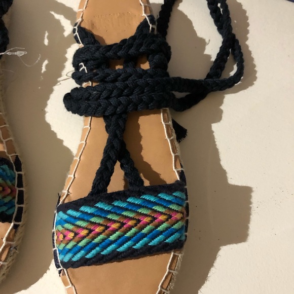 BNWT hollister lace up sandals - Picture 3 of 5